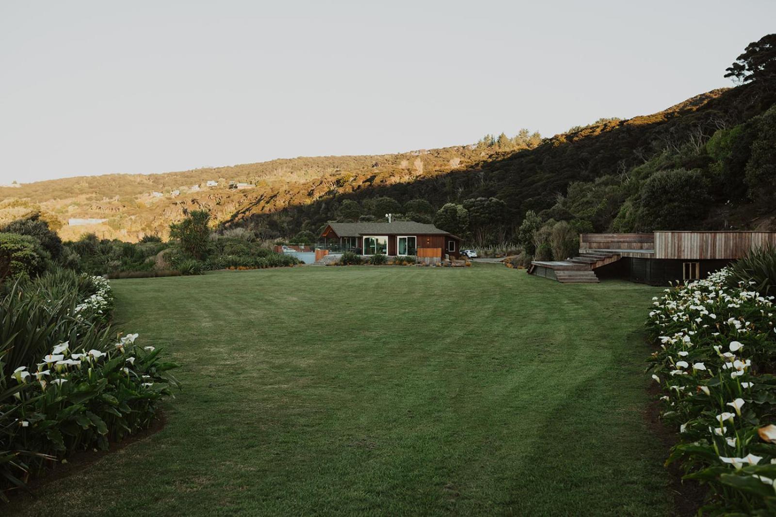 Te Whaanga Retreat & Spa Lodge & Canvastown Luxury Glamping Tents Raglan Exterior photo