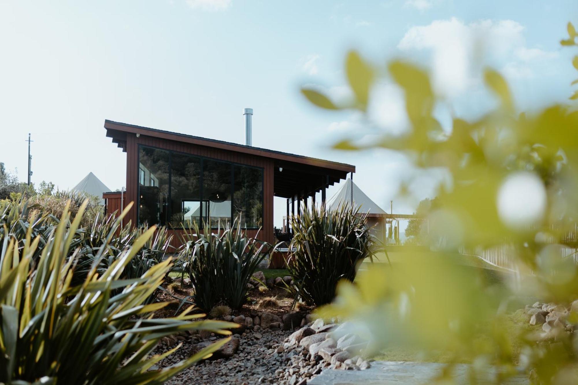 Te Whaanga Retreat & Spa Lodge & Canvastown Luxury Glamping Tents Raglan Exterior photo