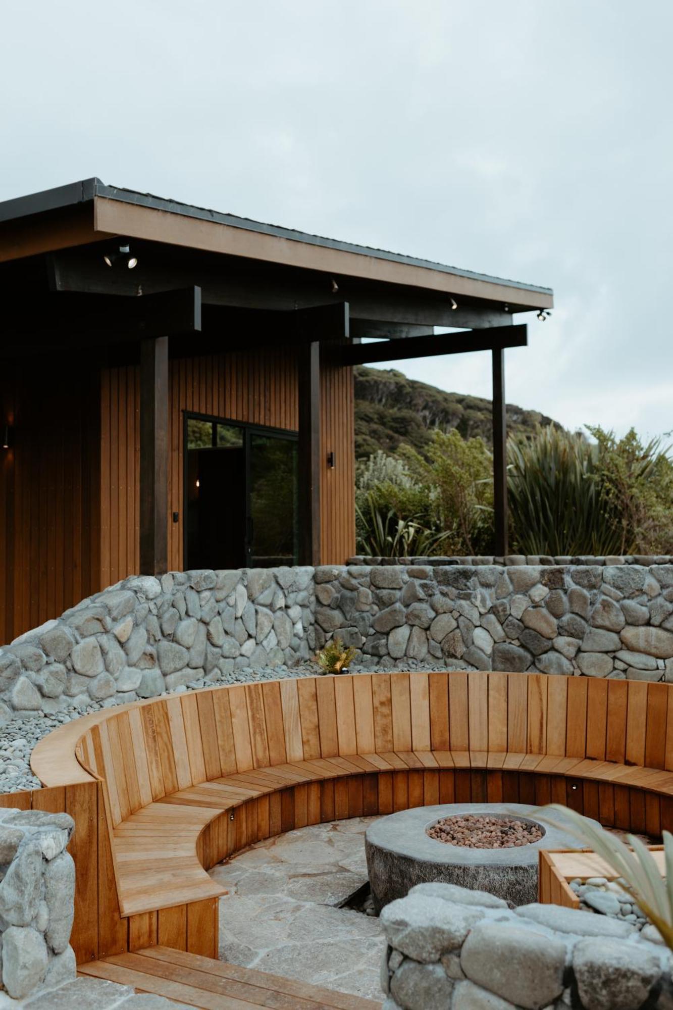 Te Whaanga Retreat & Spa Lodge & Canvastown Luxury Glamping Tents Raglan Exterior photo