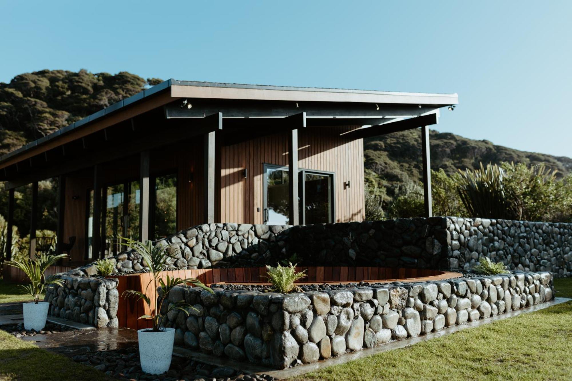 Te Whaanga Retreat & Spa Lodge & Canvastown Luxury Glamping Tents Raglan Exterior photo